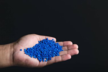 Mavi plastik tanecikler, plastik polimer tanecikler, polimer topaklar, su boruları yapmak için ham maddeler petrokimyasallardan plastik ve bileşik ekstrüzyon, bitki polietilen reçinesi..