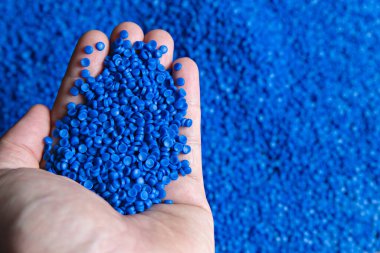 Mavi plastik tanecikler, plastik polimer tanecikler, polimer topaklar, su boruları yapmak için ham maddeler petrokimyasallardan plastik ve bileşik ekstrüzyon, bitki polietilen reçinesi..