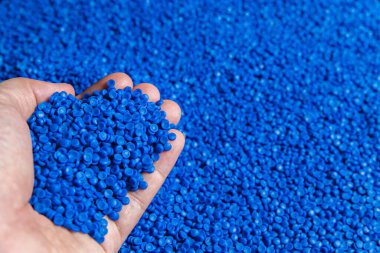 Mavi plastik tanecikler, plastik polimer tanecikler, polimer topaklar, su boruları yapmak için ham maddeler petrokimyasallardan plastik ve bileşik ekstrüzyon, bitki polietilen reçinesi..