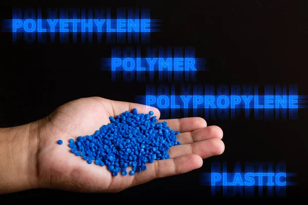 플라스틱 플라스틱 폴리머 알갱이 손에는 폴리머 알갱이 수관을 만드는 물질과 — 스톡 사진