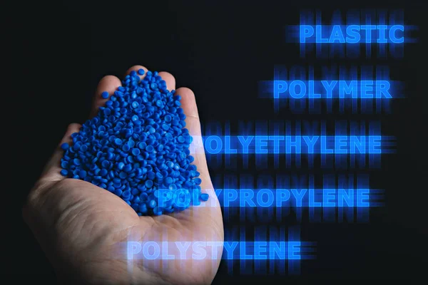 Сині Пластмасові Зерна Пластикові Гранули Рука Тримає Полімерні Гранули Сировина — стокове фото