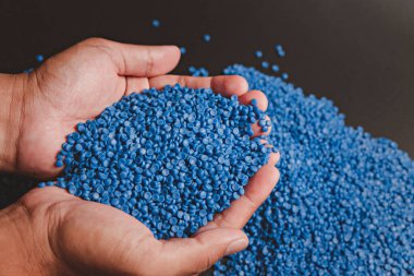 Mavi plastik tanecikler, plastik polimer tanecikler, polimer topaklar, su boruları yapmak için ham maddeler petrokimyasallardan plastik ve bileşik ekstrüzyon, bitki polietilen reçinesi..