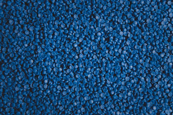 蓝色塑料颗粒 塑料聚合物颗粒 手持式聚合物颗粒 制造水管的原材料 石化和复合挤塑塑料 植物聚乙烯树脂 — 图库照片