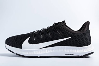 Rayong, Tayland - 6 Temmuz 2020: Nike beyaz arka planda koşu ayakkabıları.