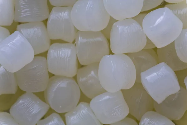 Weiße Plastikperlen Auf Holzgrund Polymerperlen Oder Polymerharz Polymerpaletten Produkte Aus — Stockfoto