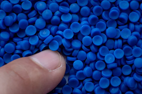 Μπλε Πλαστικό Κόκκος Πλαστικοί Κόκκοι Πολυμερών Λαβή Χεριών Σέλλετς Πολυμερών — Φωτογραφία Αρχείου