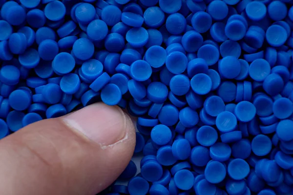 Granos Plásticos Azules Gránulos Plásticos Polímero Pellets Polímero Mano Materias —  Fotos de Stock