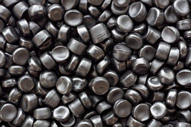 Plastik polimer granüllere yakın çekim. Polymer topaklarıyla el ele tutuşun. Polimer plastik. bileşik polimer.
