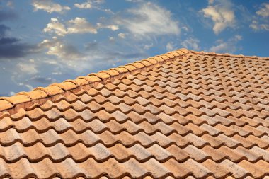 Kahverengi kil çatı kiremitlerini kapatın. Kırmızı, eski, kirli çatı. Eski çatı kiremitleri. İnşaat malzemeleri bir ev inşa ediyor..