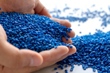 Mavi plastik tanecikler, plastik polimer tanecikler, polimer topaklar, su boruları yapmak için ham maddeler petrokimyasallardan plastik ve bileşik ekstrüzyon, bitki polietilen reçinesi..
