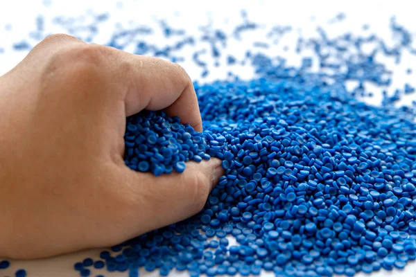 Grãos Plástico Azul Grânulos Polímero Plástico Pellets Polímero Mão Matérias — Fotografia de Stock