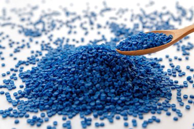 Mavi plastik tanecikler, plastik polimer tanecikler, polimer topaklar, su boruları yapmak için ham maddeler petrokimyasallardan plastik ve bileşik ekstrüzyon, bitki polietilen reçinesi..