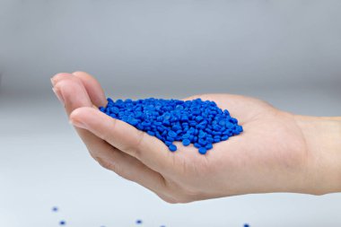 Plastik polimer granüllere yakın çekim. Polymer topaklarıyla el ele tutuşun. Polimer plastik. bileşik polimer.