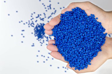 Plastik polimer granüllere yakın çekim. Polymer topaklarıyla el ele tutuşun. Polimer plastik. bileşik polimer.