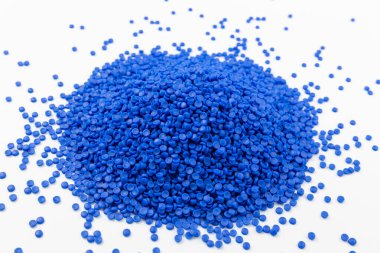 Plastik polimer granüllere yakın çekim. Polymer topaklarıyla el ele tutuşun. Polimer plastik. bileşik polimer.