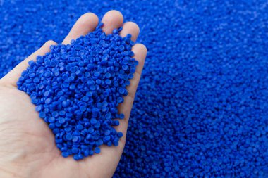 Plastik polimer granüllere yakın çekim. Polymer topaklarıyla el ele tutuşun. Polimer plastik. bileşik polimer.