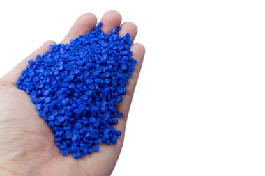 Plastik polimer granüllere yakın çekim. Polymer topaklarıyla el ele tutuşun. Polimer plastik. bileşik polimer.