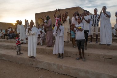 Abri, sudan 11/29/2018 yerel bir futbol maçında kalabalık tezahürat