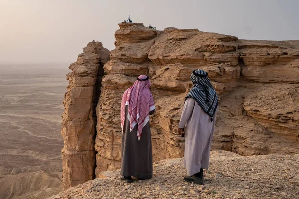 Dois Homens Roupas Tradicionais Borda Mundo Perto Riade Arábia Saudita — Fotografia de Stock