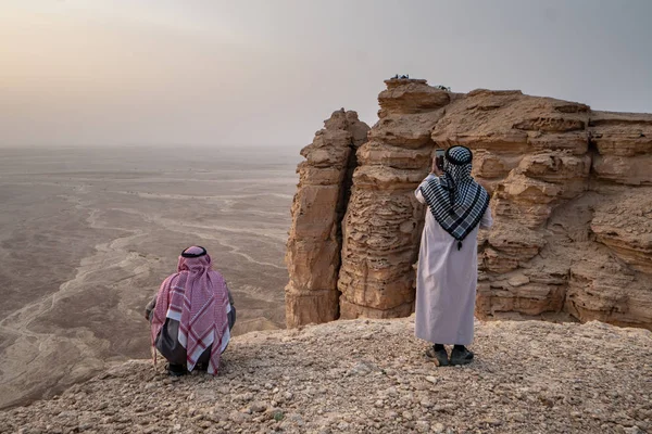 Två Män Traditionella Kläder Utkanten Världen Nära Riyadh Saudiarabien — Stockfoto