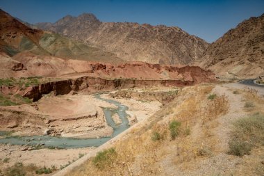Mezar-ı Şerif'ten Kabil'e giden karayolu üzerinde Samangan eyaletinde peyzaj (Ağustos 2019)