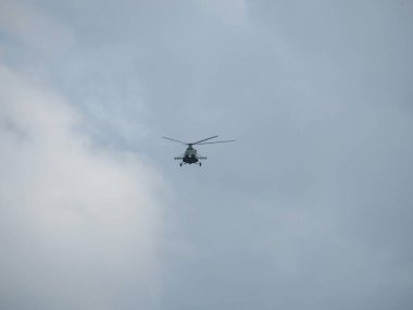 yaz mavi gökyüzü helikopter uçan