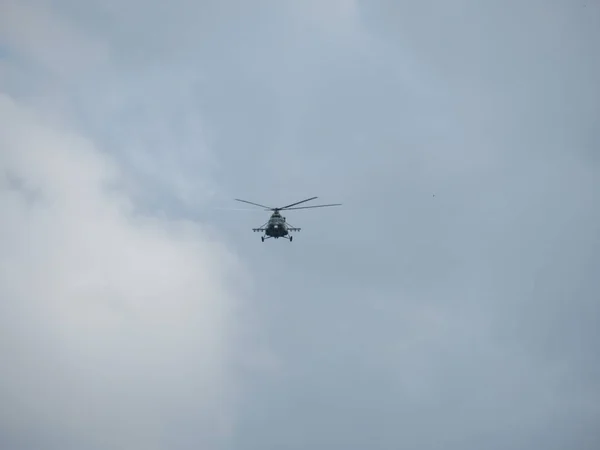 Voando Verão Helicóptero Céu Azul — Fotografia de Stock