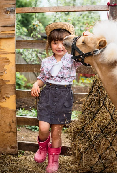 Cheveux Blonds Fille Chapeau Cow Boy Chemise Carreaux Avec Poney — Photo