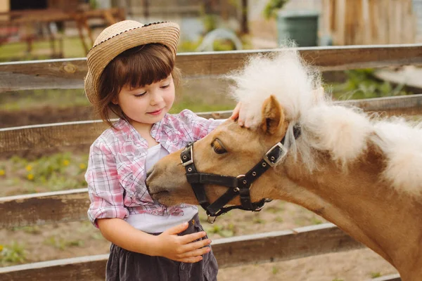 Heureuse Petite Fille Aux Cheveux Bruns Chapeau Cow Boy Chemise — Photo
