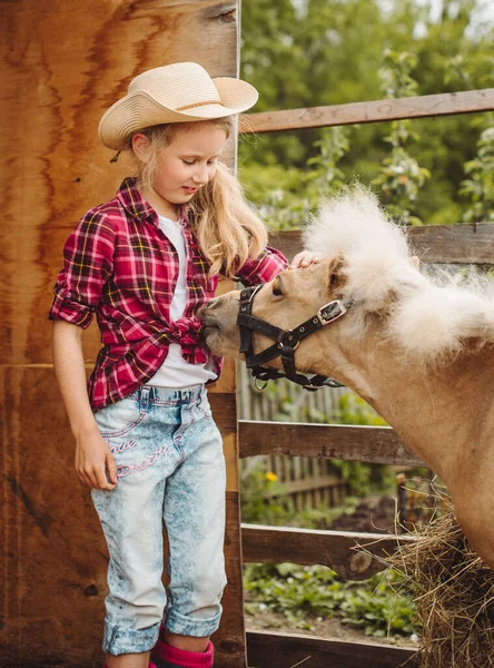 Cheveux Blonds Fille Chapeau Cow Boy Chemise Carreaux Avec Poney — Photo
