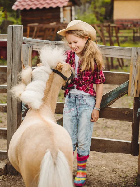 Niña Pelo Rubio Sombrero Vaquero Botas Camisa Cuadros Rosa Con — Foto de Stock