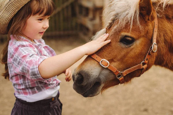 Petite Belle Fille Heureuse Aux Cheveux Bruns Chapeau Cow Boy — Photo