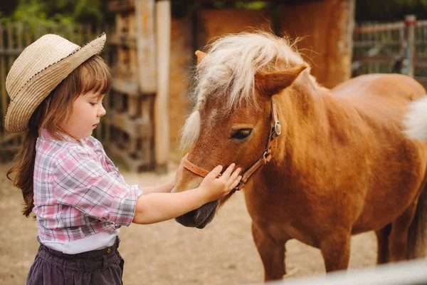 Foto Uma criança pequena montando um cavalo na frente de um celeiro –  Imagem de México grátis no Unsplash