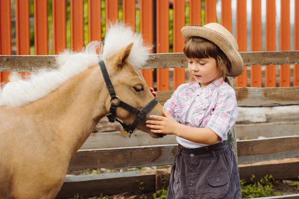 Petite Belle Fille Heureuse Aux Cheveux Bruns Chapeau Cow Boy — Photo