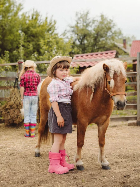 Petite Belle Fille Heureuse Aux Cheveux Bruns Chapeau Cow Boy — Photo