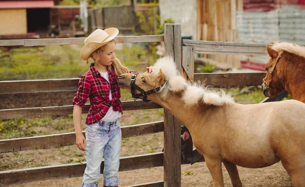 Petite Fille Aux Cheveux Blonds Chapeau Cow Boy Bottes Chemise — Photo