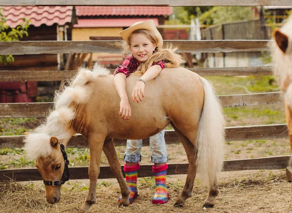 Kovboy Şapkalı Çizmeli Sarı Saçlı Küçük Kız Üzerinde Midilli Atı — Stok fotoğraf