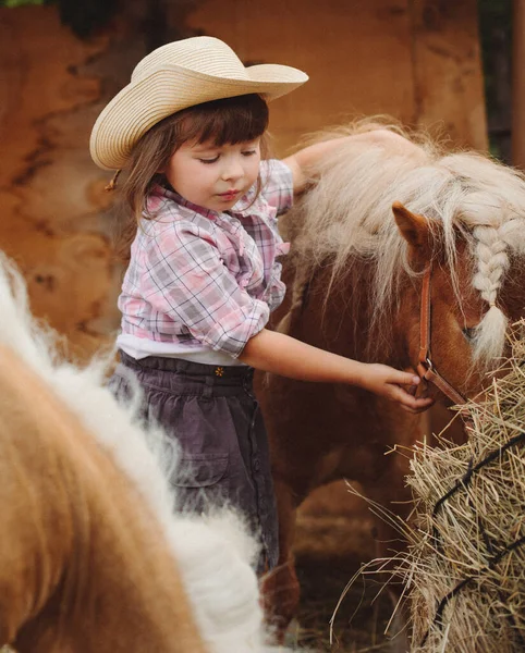 Petite Belle Fille Heureuse Aux Cheveux Bruns Chapeau Cow Boy — Photo