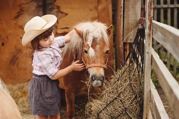 Petite Belle Fille Heureuse Aux Cheveux Bruns Chapeau Cow Boy — Photo