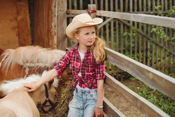 Petite Fille Aux Cheveux Blonds Chapeau Cow Boy Bottes Chemise — Photo