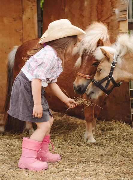 Petite Belle Fille Heureuse Aux Cheveux Bruns Chapeau Cow Boy — Photo