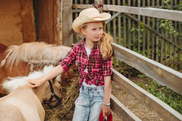 Petite Fille Aux Cheveux Blonds Chapeau Cow Boy Bottes Chemise — Photo