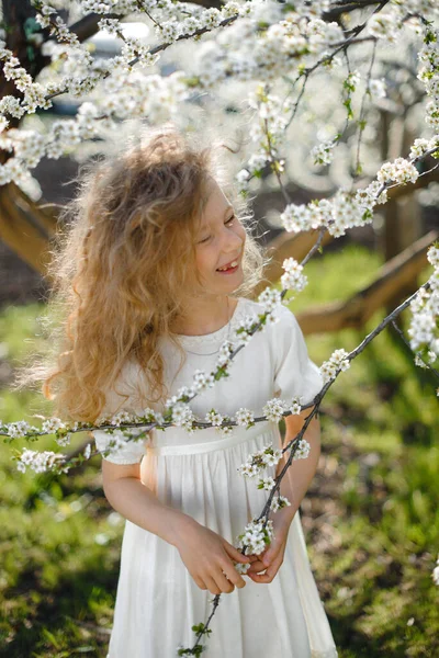 꽃피는 정원에서 아름다운 웃음을 곱슬곱슬 금발의 로열티 프리 스톡 이미지