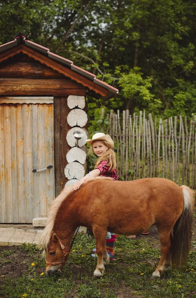 Piccola Ragazza Capelli Biondi Cappello Cowboy Stivali Camicia Quadri Rosa — Foto Stock