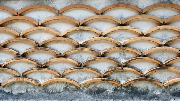 Okinawa Japonya'da antik şehir duvarları kil ve boyalı beyaz tuğla detay inşa edilmiştir.