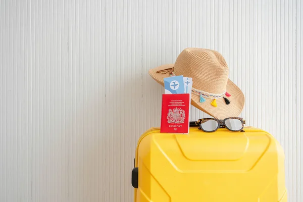 Yaz tatili konsepti, hafta sonu seyahat hazırlık ekipmanları, tatil için hazırlanmış sarı valizler.
