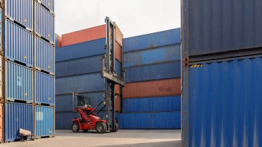 İçeriye ya da dışa aktarılan ürünleri hazırlamak için konteyner sahasında çalışan folk lift otomobili, müşteriye teslim etmek için ürünlerle dolu konteyner eğitmeni