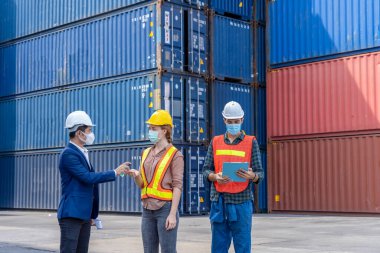 Yeni normal kavram, Mühendis Yardımcısı Mühendis Yardımcısı cesedi maske takarak, kask takarak ve alkolle el yıkayarak depo veya fabrika kazalarını iş tozu ve Coronavirus 'tan uzak tutarak korur.