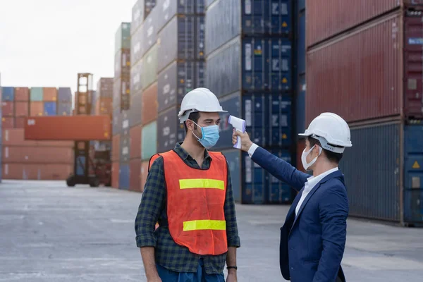 새로운 엔지니어는 공장이나 창고에서 일하기 온도를 측정하고마스크와 헬멧을 착용하고 직원의 — 스톡 사진