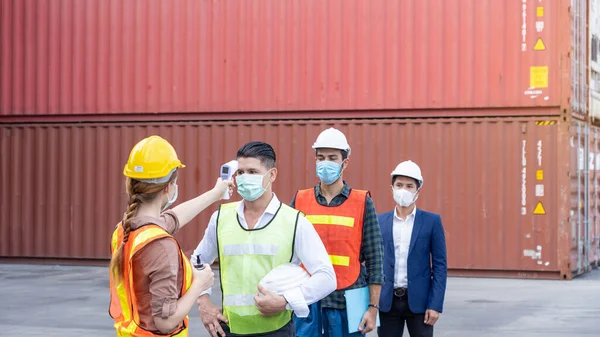 Nový Normální Koncept Inspection Engineer Team Chraňte Kontrolou Teploty Nošení — Stock fotografie